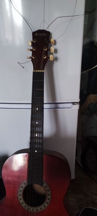 Продам гитару 6 струнную