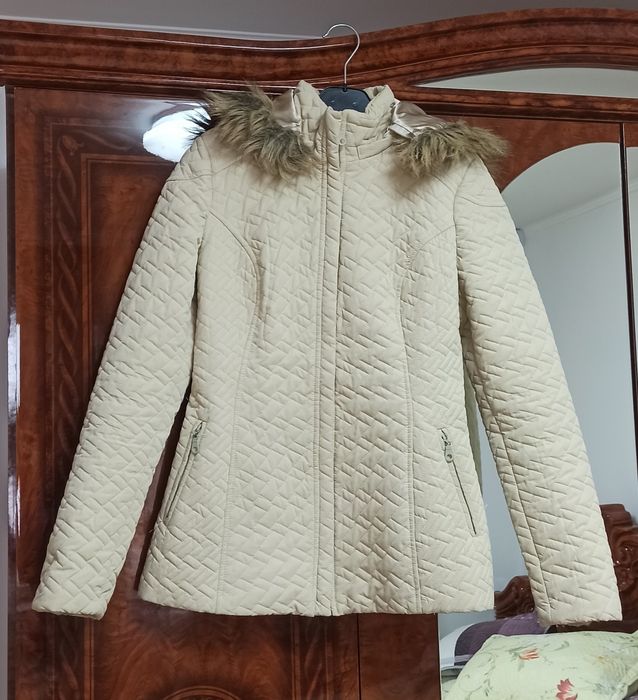 Geacă crem, glugă detașabilă, elegantă