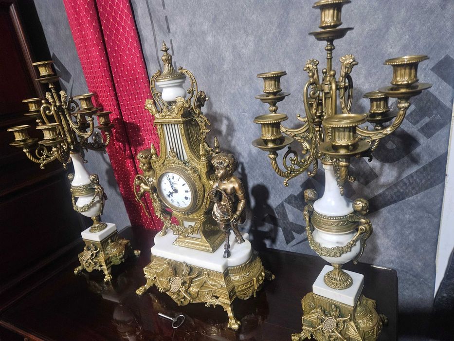 Ceas cu 2 sfetnice din bronz masiv