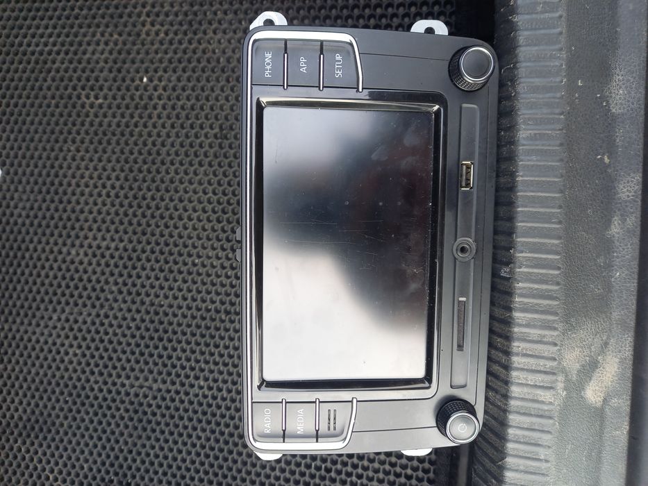 Продам магнитолу оригинал на пассат В 6