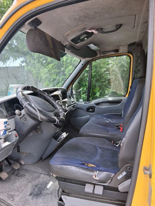 Camion de vanzare 3,5 tone carosat stil cub marca Iveco