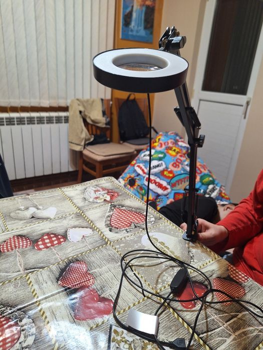 Настолна лампа със захранване