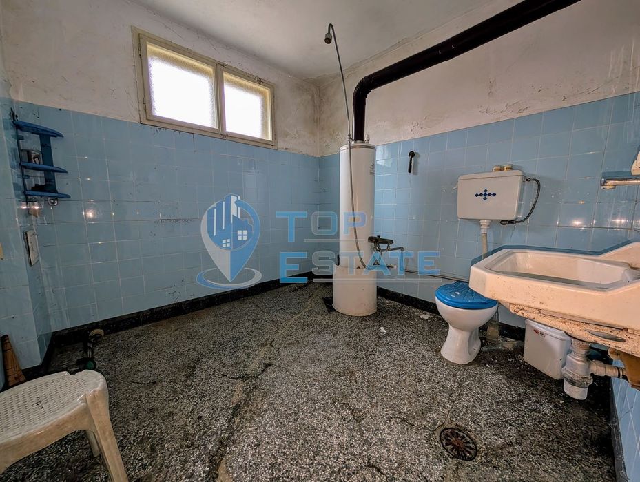 Двуетажна тухлена къща с панорамна гледка в град Плачковци