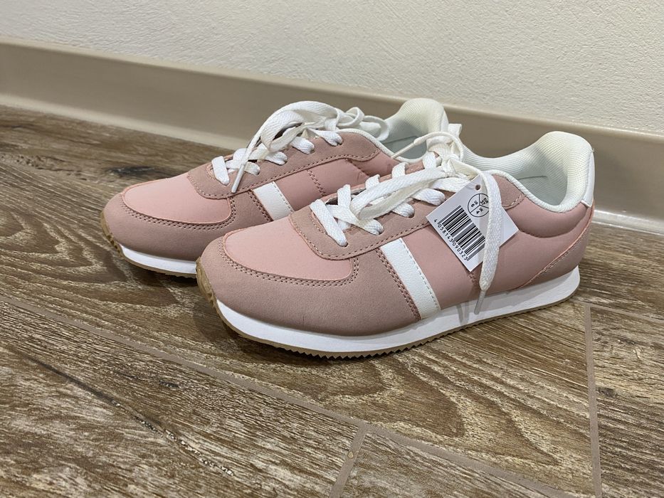 Чисто нови дамски маратонки