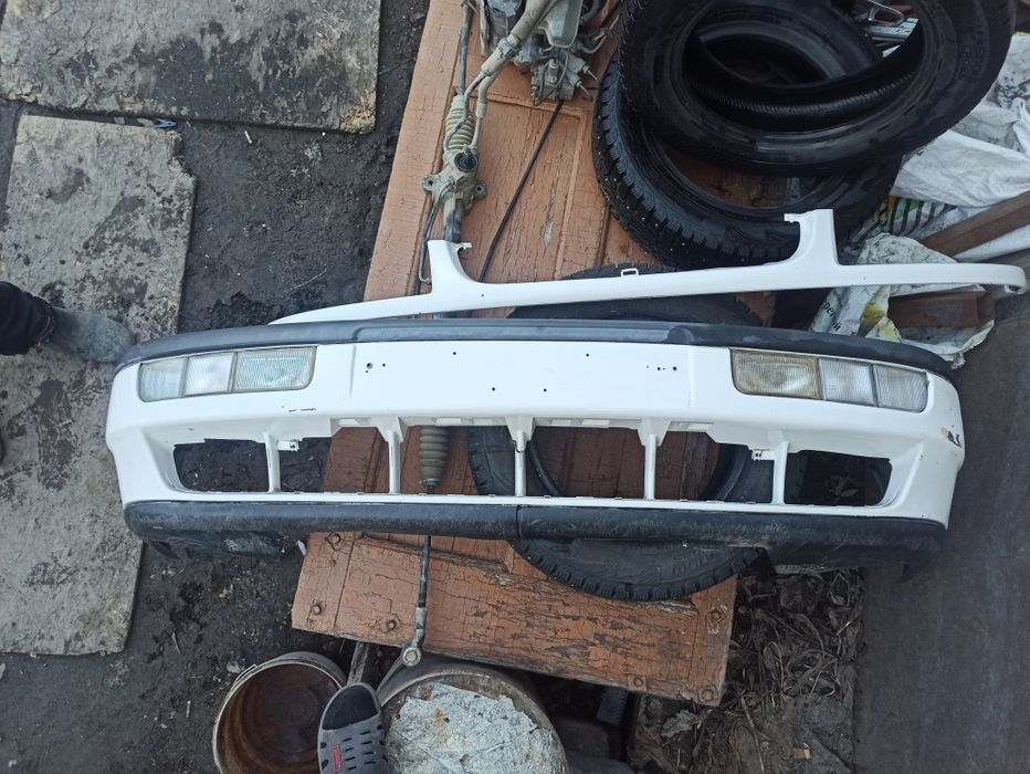 Бампер от Volkswagen Passt B4 с решеткой.