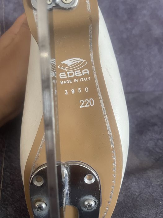 Продам коньки для фигурного катания