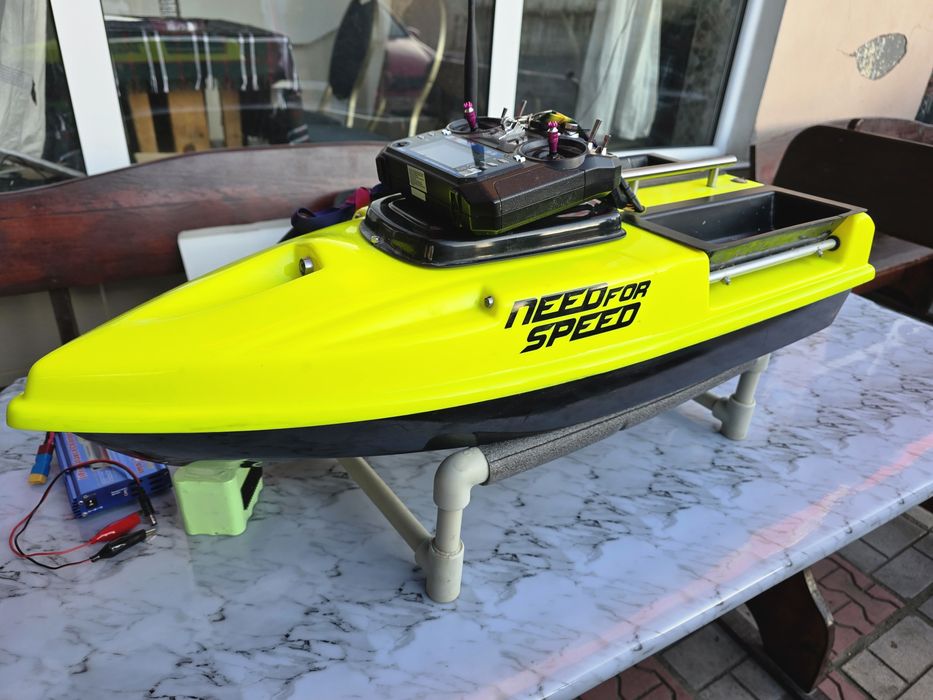 Лодка за захранка NEED FOR SPEED