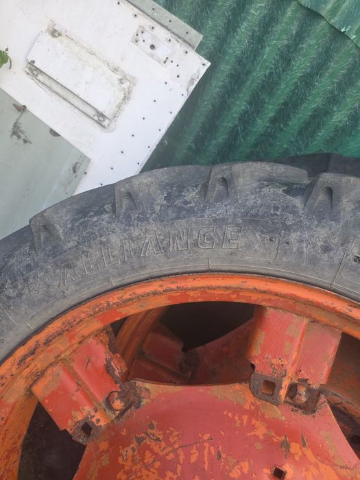 Roți înguste cu anvelope 9.5 / 36 pentru tractor românesc  UTB 445 sau 550.