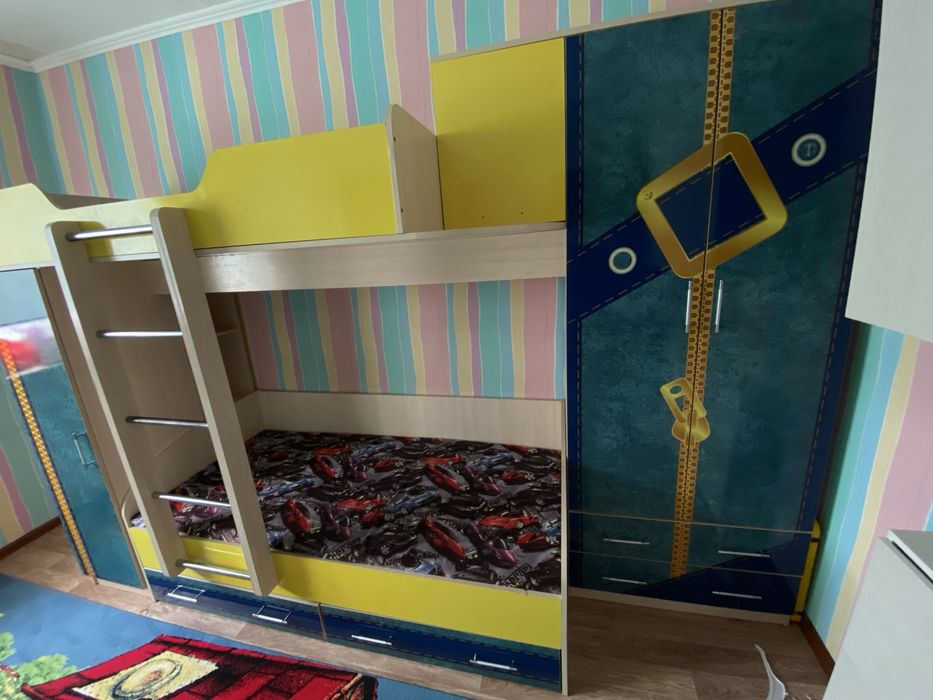 Продается детский кровать двухэтажный с шкафом