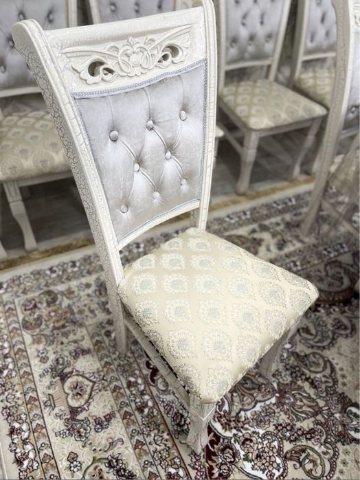 Стол и стулья для гостинный.