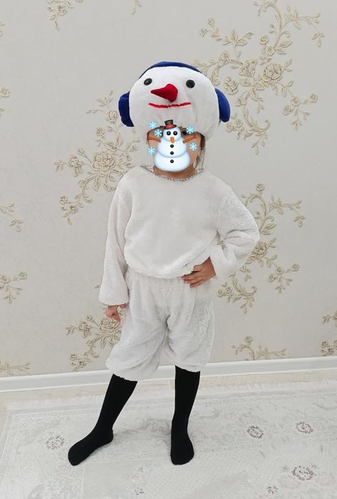 Жаңа жылдық киім сатылады.