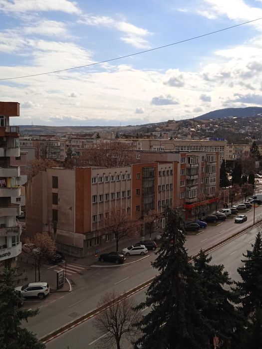 Vând apartament 2 camere spațios 85mpt , Deva.