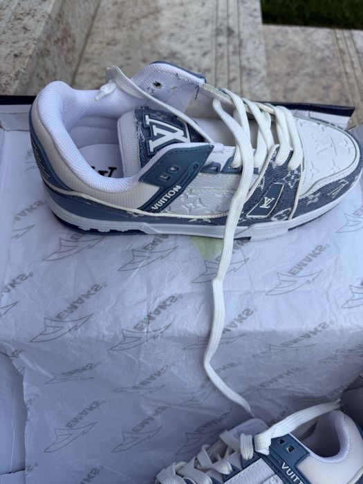 Adidasi noi in cutie