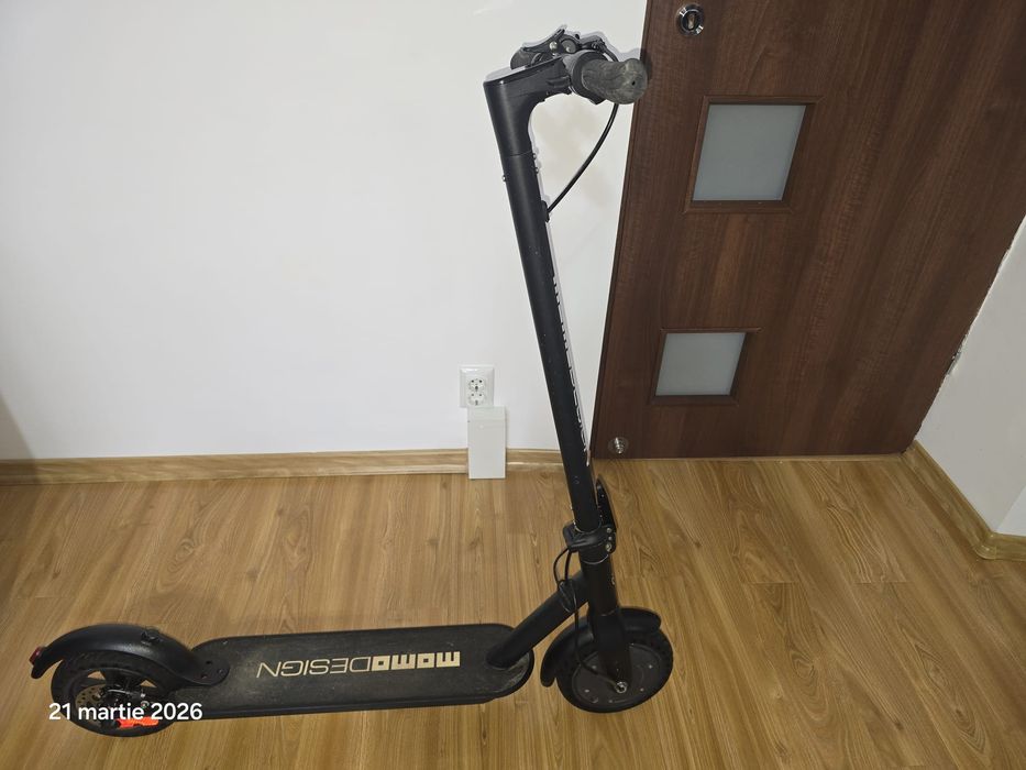 Trotineta electrica Momo Design în stare foarte bună