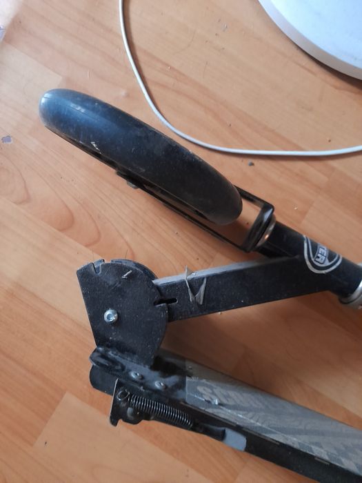 Продам самокат б/у сломана регулировка руля на фото видно можно почини