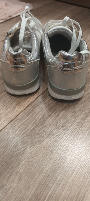 Дамски спортни обувки