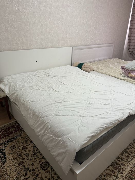 Кровать большая белая