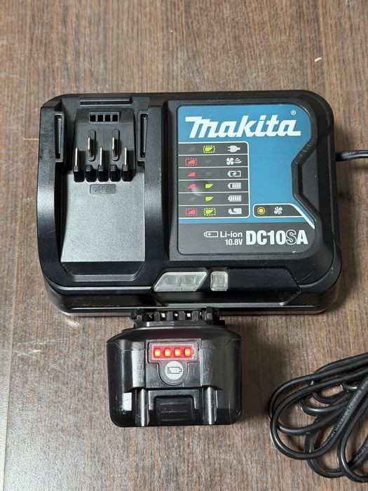 Makita incarcator  DC10SA si acumularor 10,8 4 amperi  BL1040B