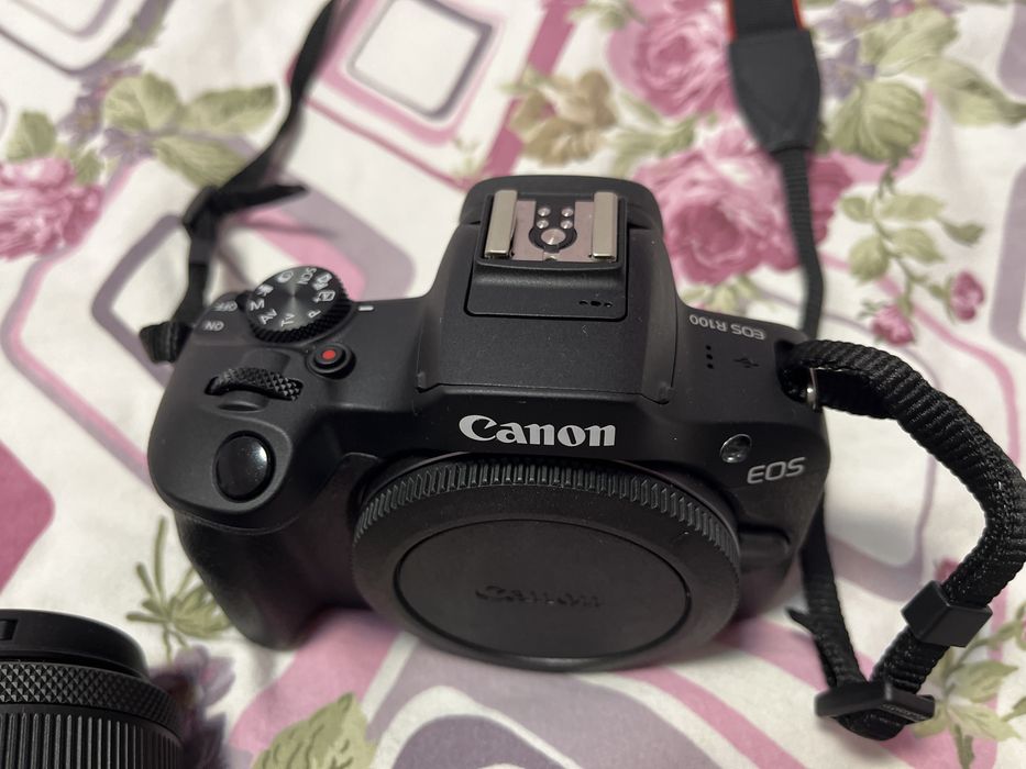 Фотоапарат Mirrorless Canon EOS R100 + Обектив RF-S 18-45мм + чанта