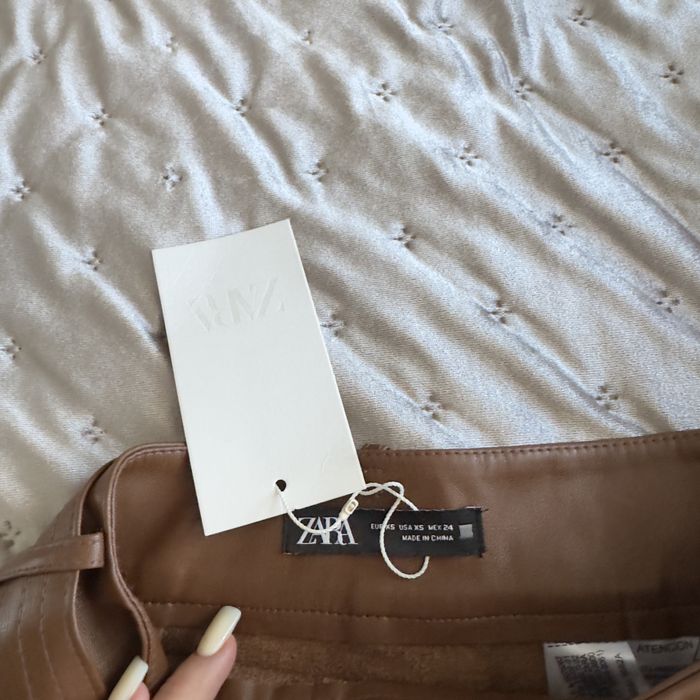 Къса кожена пола в кафяво ZARA плисе с колан