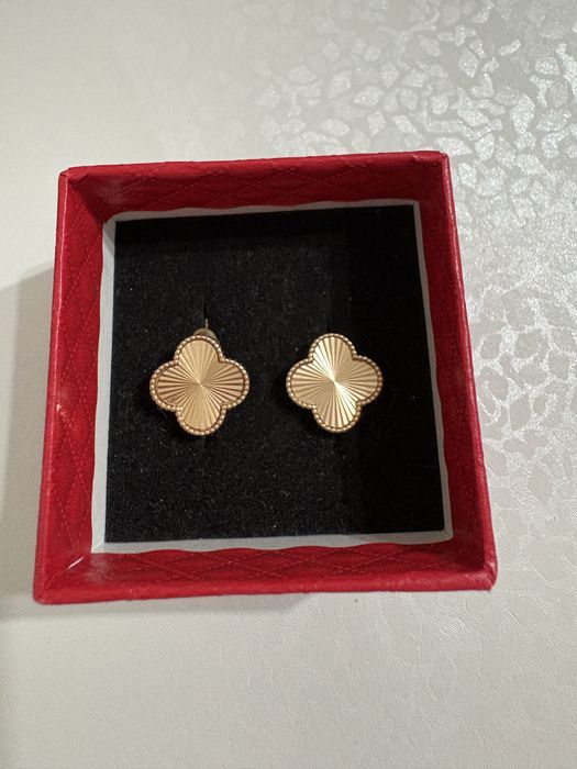 Продам золотые серьги