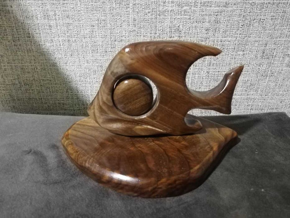Рыбка из ореха .Ручная работа