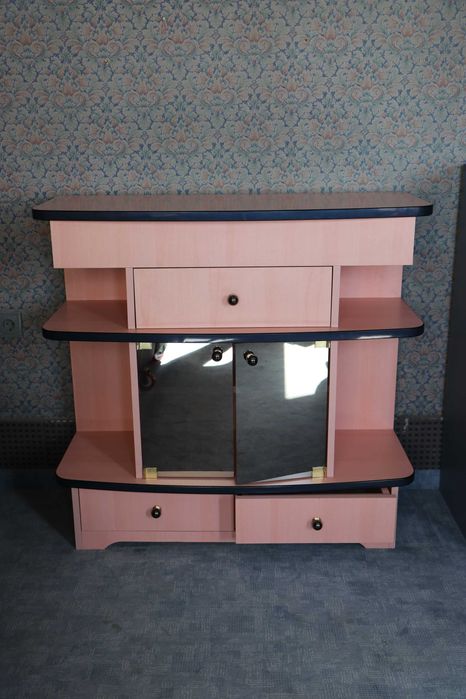 дизайнерски РОЗОВ шкаф. Здрав и масивен. Много запазен.