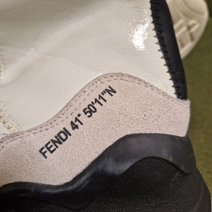 Vând cizme noi, Fendi.