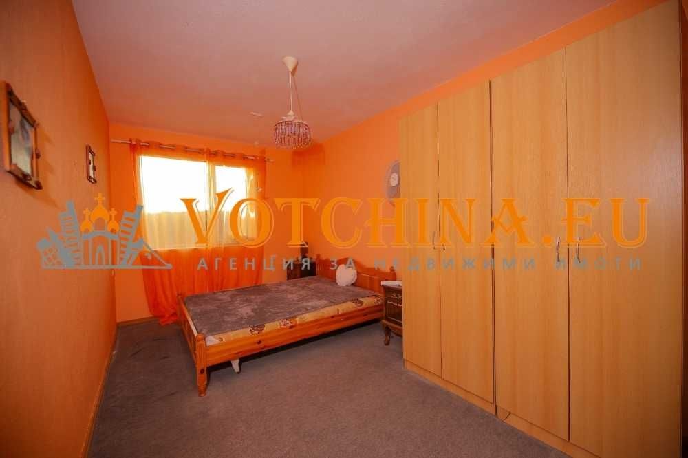 Простор и потенциал - масивна триетажна къща с панорамна гледка