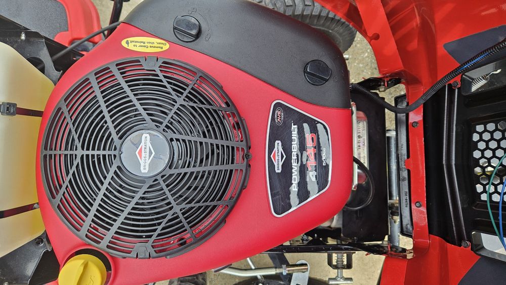 Tractoras de tuns iarba gazon MTD