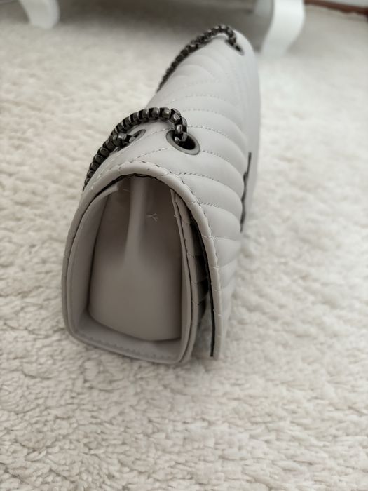 Geanta dama YSL Nepurtata, nu este originala