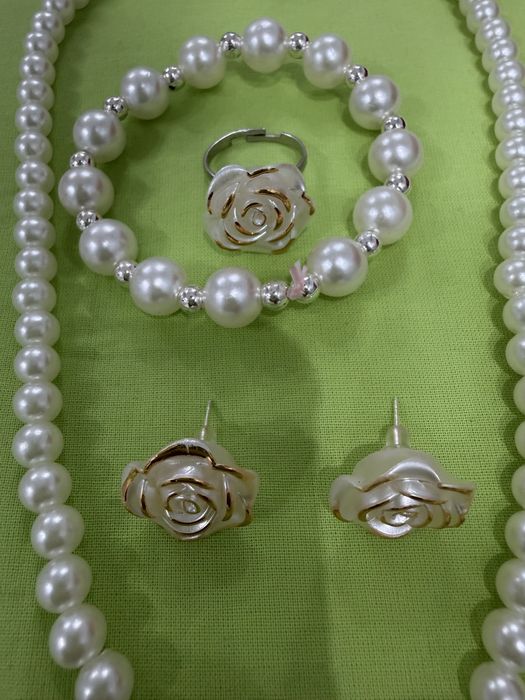 Продавам НОВ перлен комплект