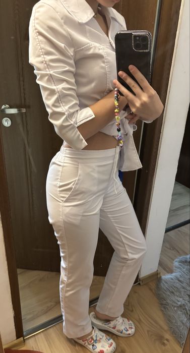 costum medical alb , marime XS nou , foarte comod