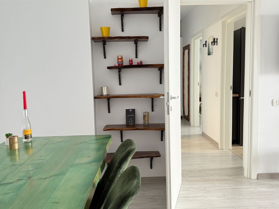 Masă living + 6 scaune catifea verde – stare foarte bună