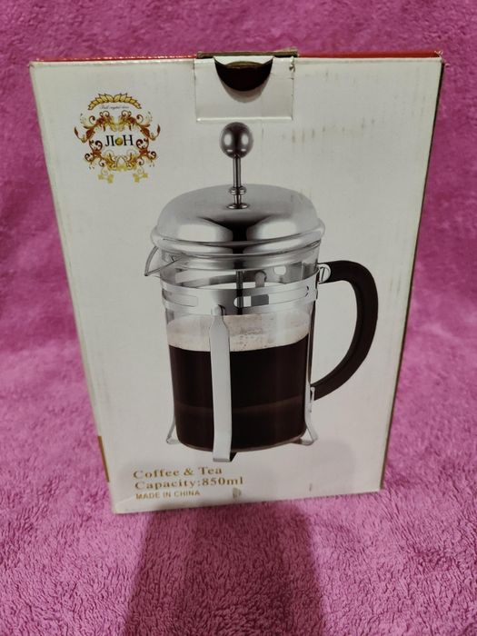 Новые чайники для заваривания чая, кофе и комплект чашек.