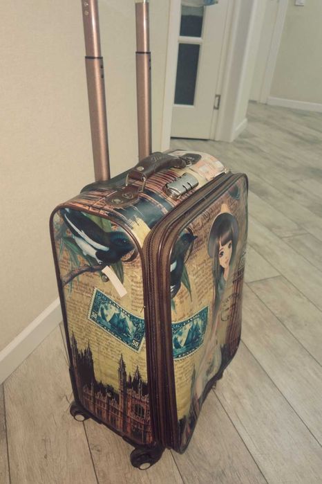 Продам чемодан для подростка девочки