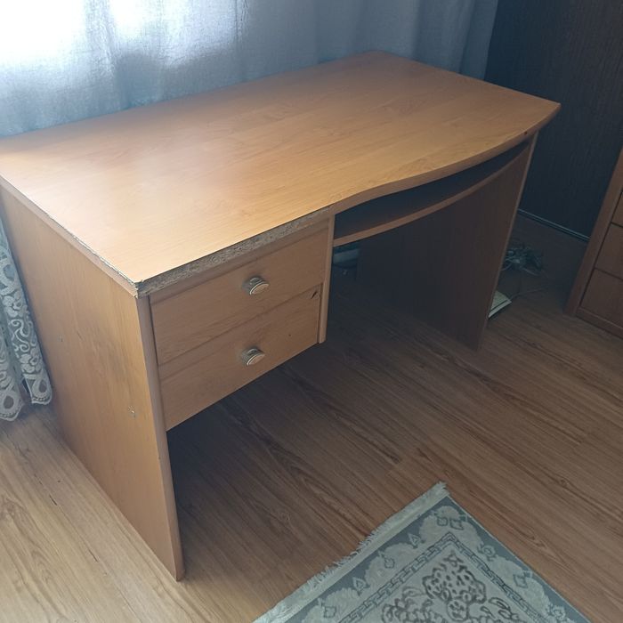 Продам стол. Рабочий, и для учеников