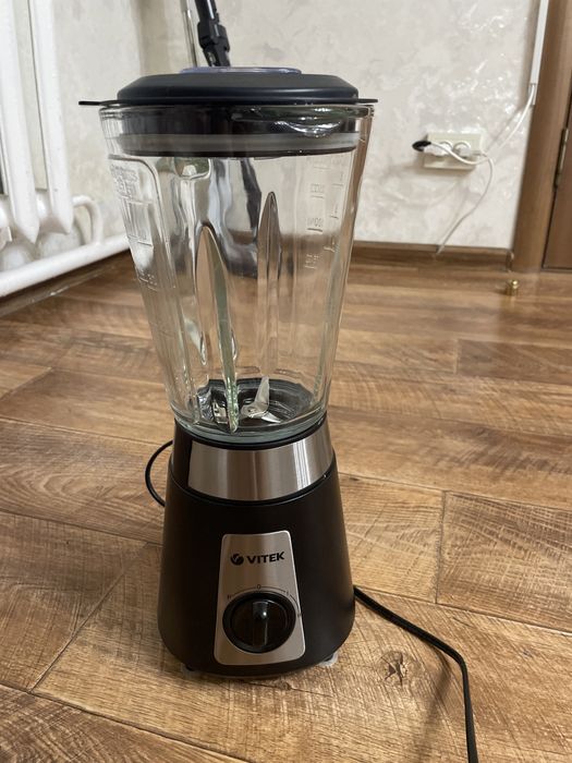 Блендер Витек в черном цвете