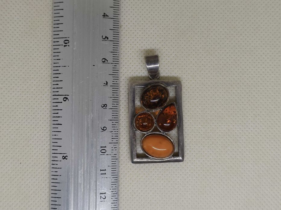 Pandantiv Modernist din Argint cu Chihlimbar –