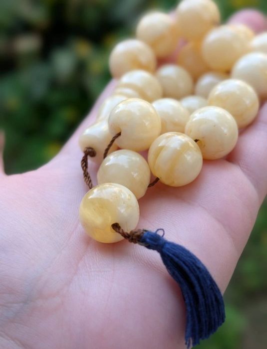 Vechi matanii rozariu din chihlimbar baltic alb butter amber natural, in stil maslina, rar
