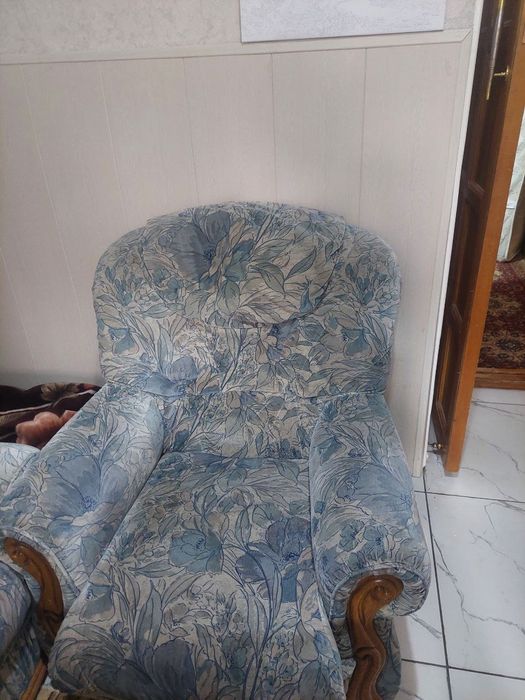 Срочно продам хорошую мебель чистый диван немецкий 2кресло прочное