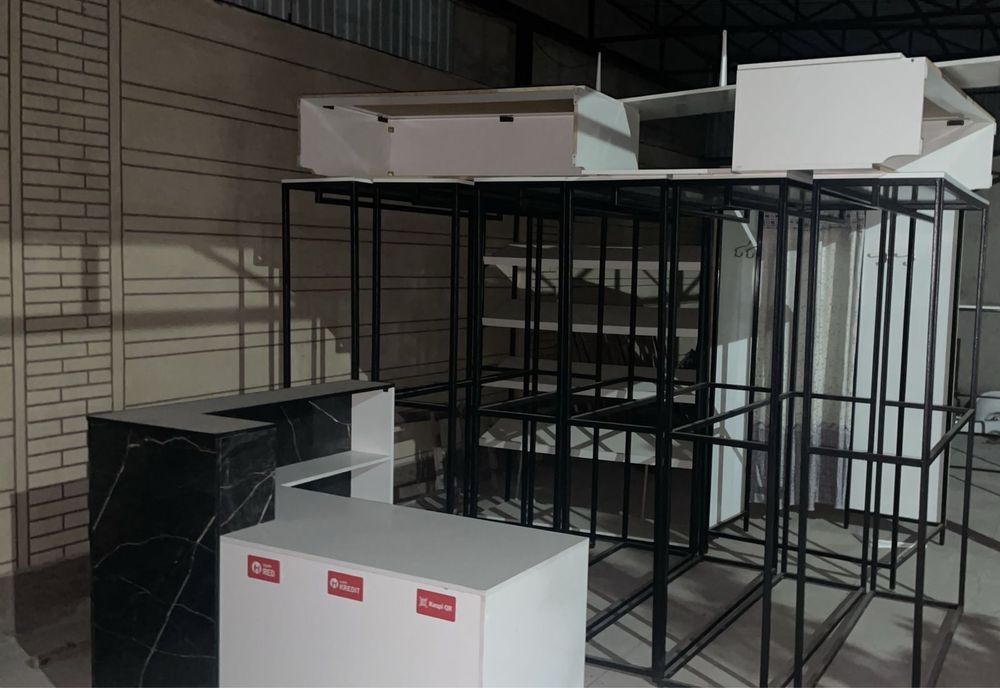 Полки для бутиков и маникены