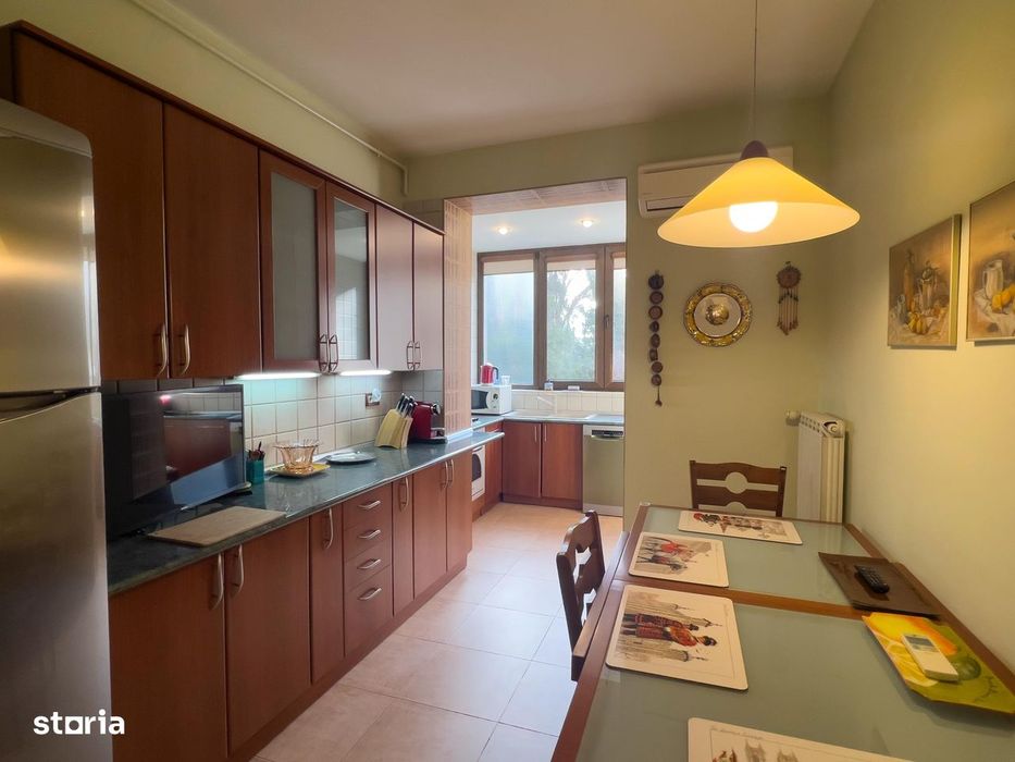 Apartament in vila cu curte la 50 metri de parc.