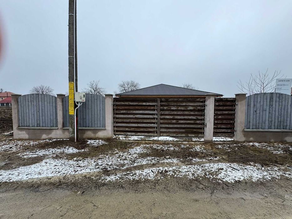 Casa de vanzare la rosu