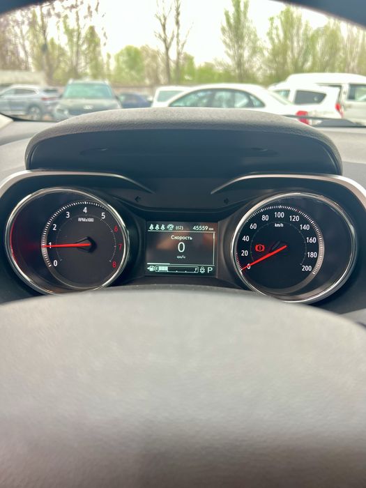 Tracker 2 ltz (2023), 45 600km, стальной, пропан(63л)/бензин