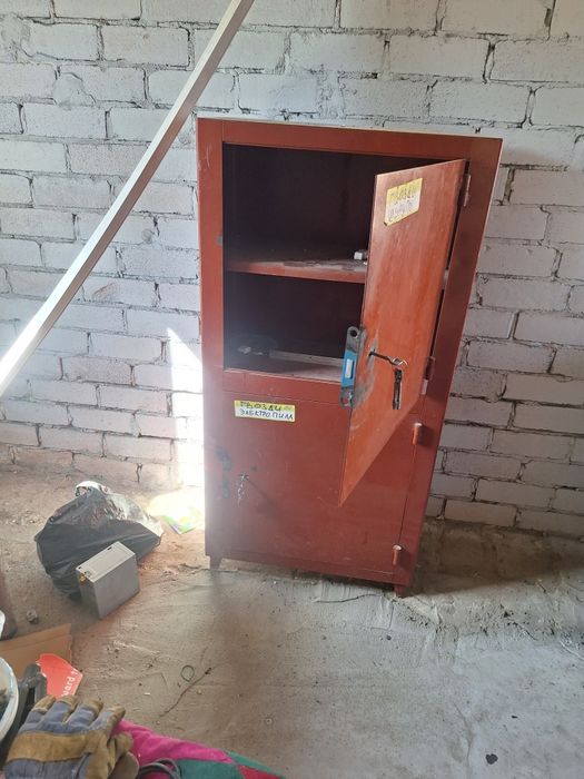 Продам сейф почти новый