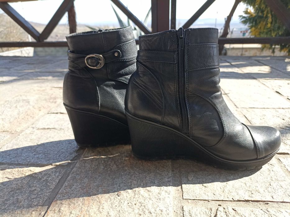 Дамски обувки с висока подметка