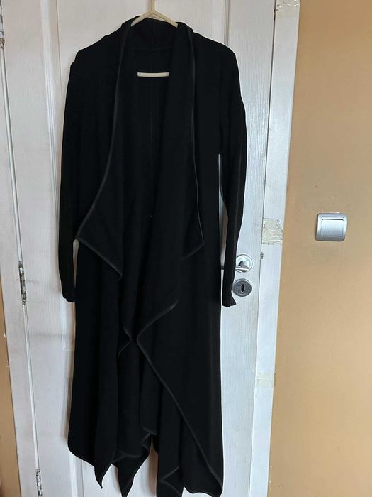 Черно асиметрично палто