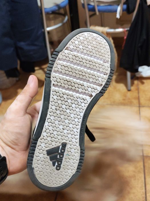 Vând adidași Adidas originali, mărimea 35, culoare neagră cu alb. Stare foarte
