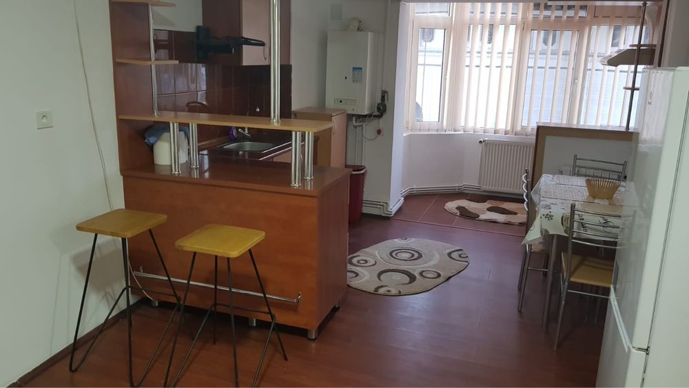 Vând apartament 2 camere spațios, etaj 1, poziție excelentă